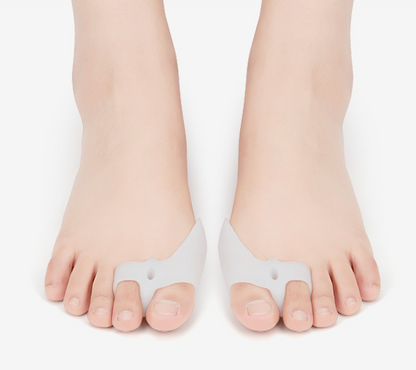 Silicone toe braces for toe separation
