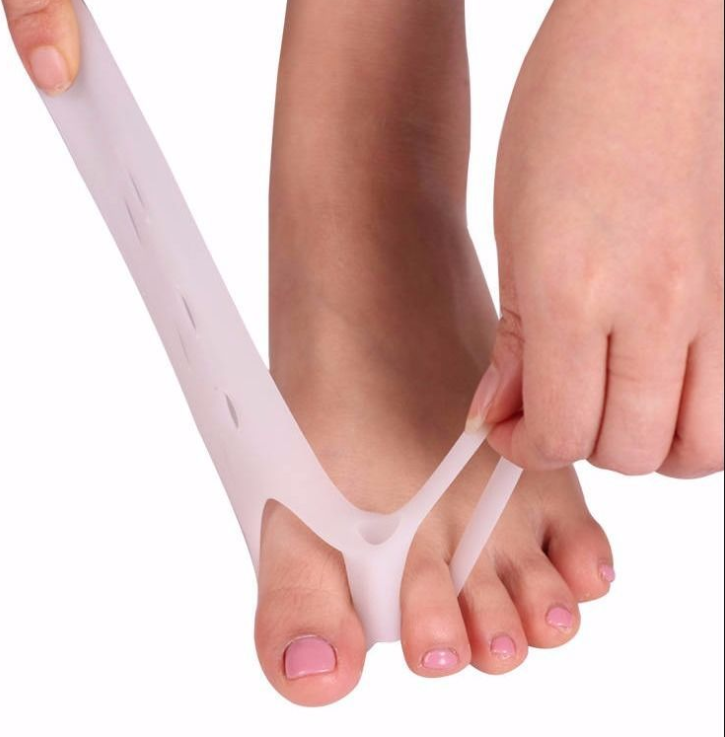 Silicone toe braces for toe separation