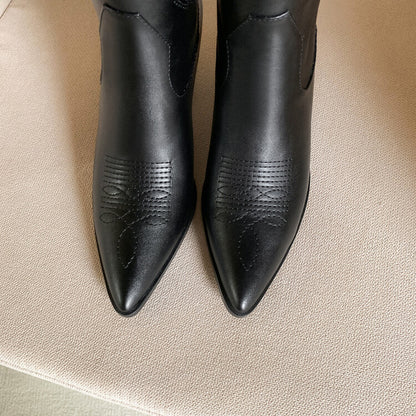 أحذية نسائية بكعب عالٍ من رعاة البقر الغربيين بمقدمة مدببة على شكل حرف V