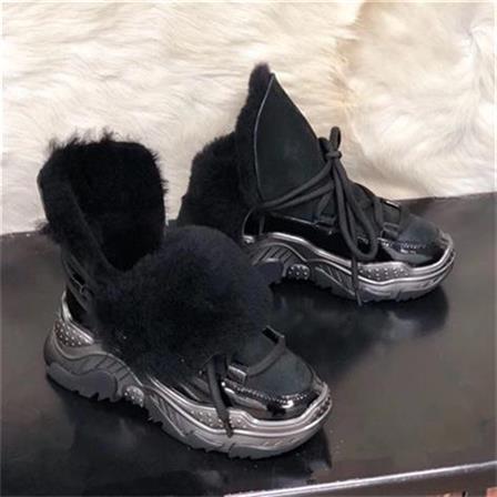 أحذية الثلوج الثقيلة