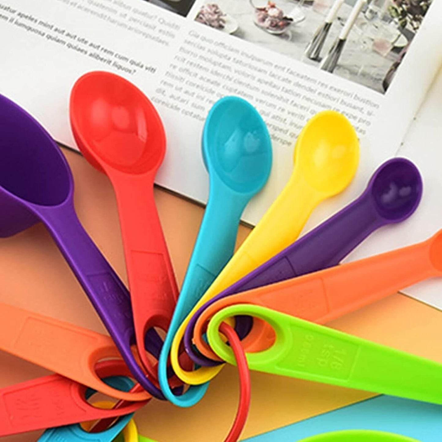 طقم أكواب وملاعق قياس متعددة الألوان مكون من 12 قطعة من أدوات المطبخ البلاستيكية للطبخ