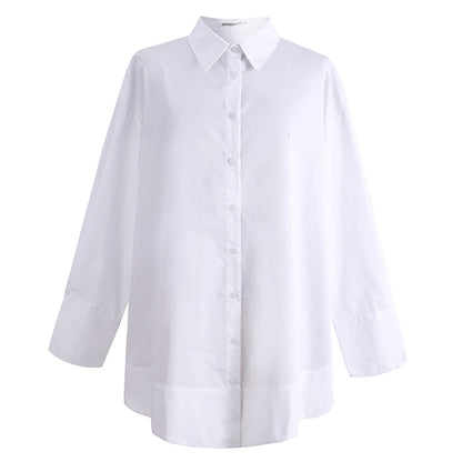 قميص أبيض كلاسيكي بتصميم فضفاض وممشط ومزود بخطوط مغزولة للسيدات