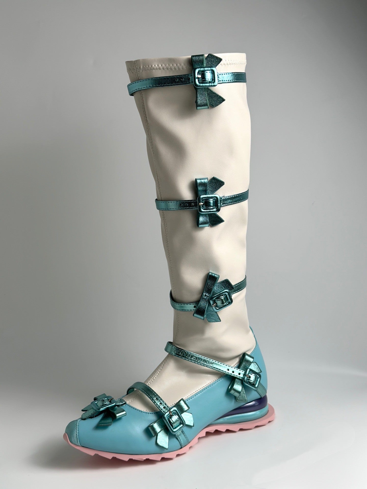 أحذية مطاطية ذات طابع شخصي على الموضة النسائية