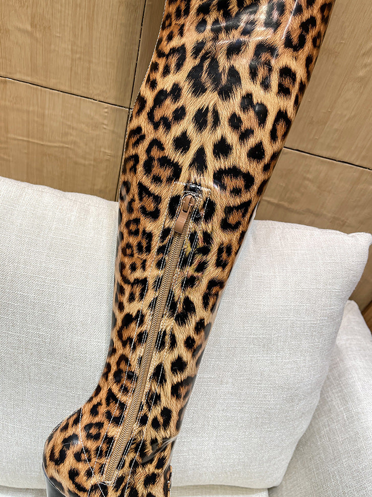 حذاء طويل بكعب عالٍ قابل للتمدد بطباعة جلد الفهد